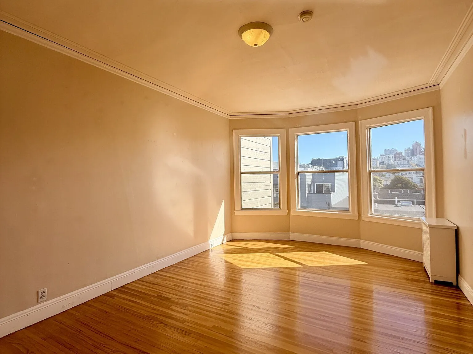 Sunshine Daydream! Top Floor 2 Bedroom with Views — Photo 3