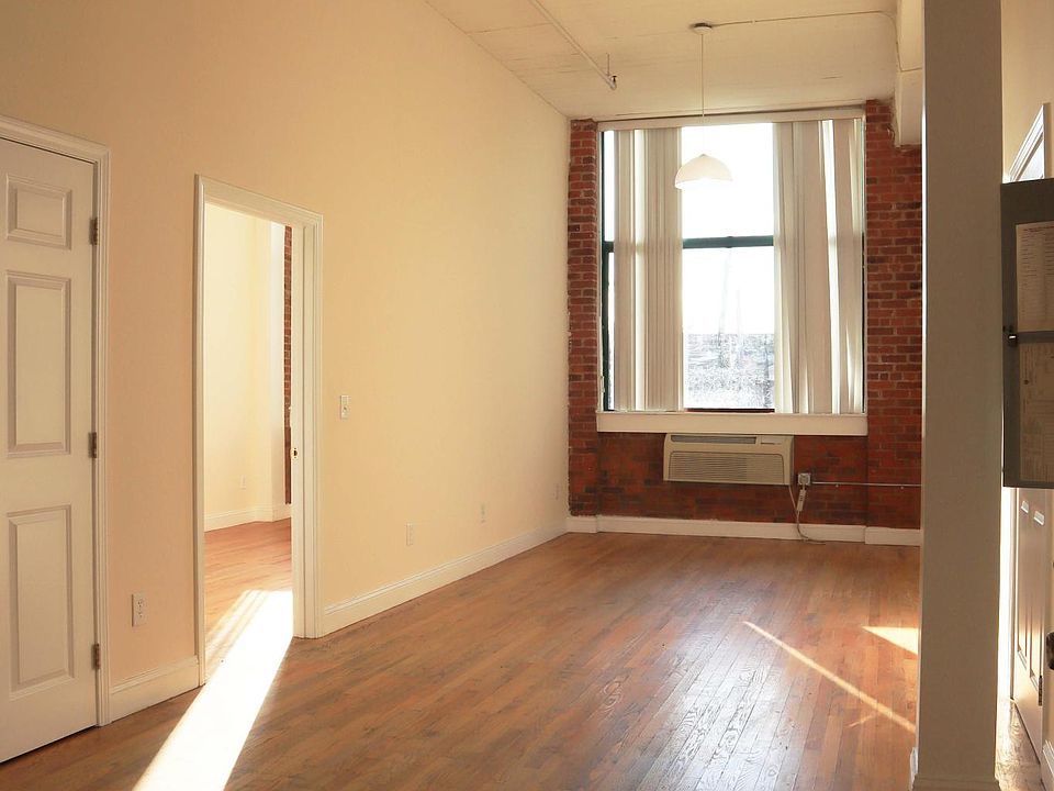 Living Room - View to Bedroom 1