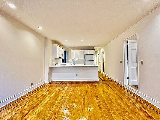 3rd image of 322 E 34th St APT 5D