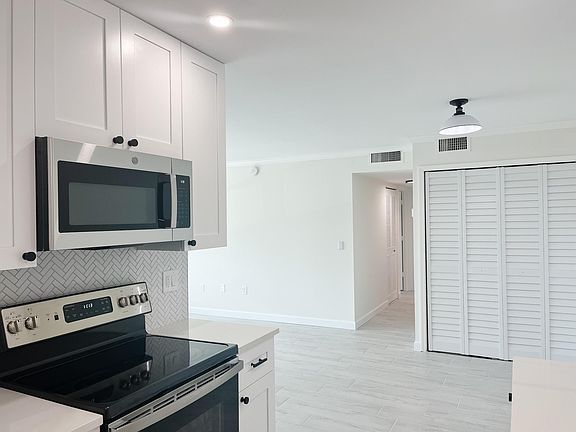 3rd image of 5800 Hollywood Blvd APT 321
