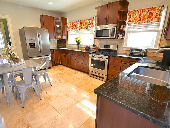 4th image of 222 Oxford Pl