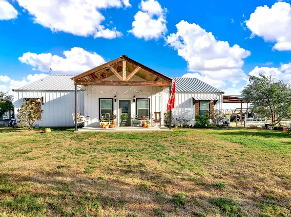 1831 County Road 7711, Devine, TX 78016