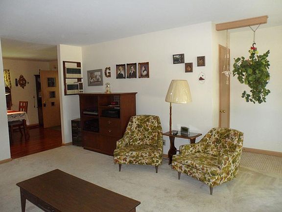 5th image of 22 E Riverbend Dr