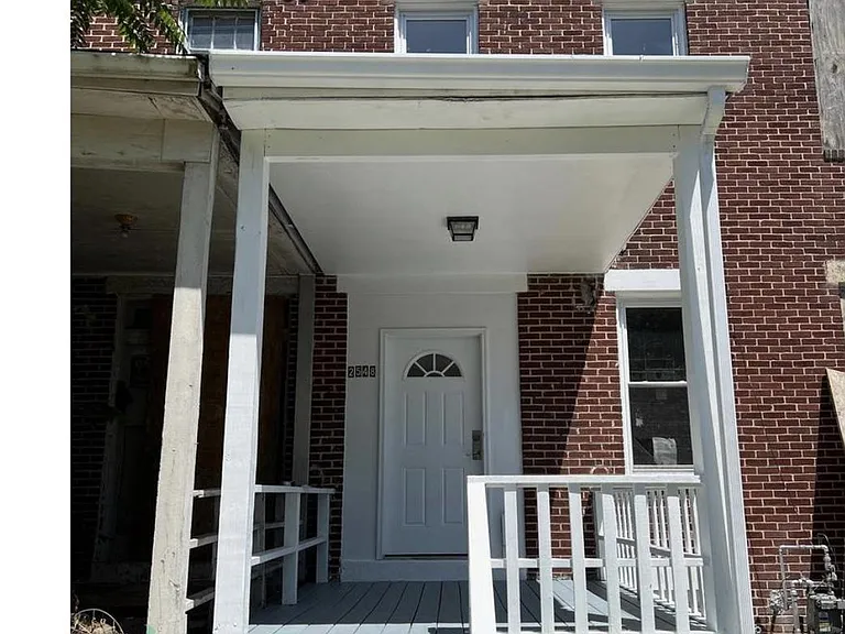 2548 Oswego Ave — Photo 1