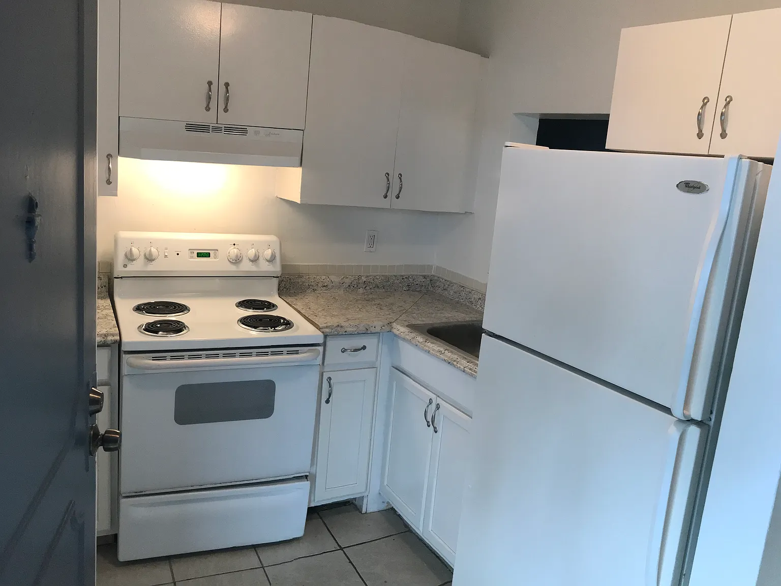 2b/1.5 B With 50% Off To Move In! — Photo 2