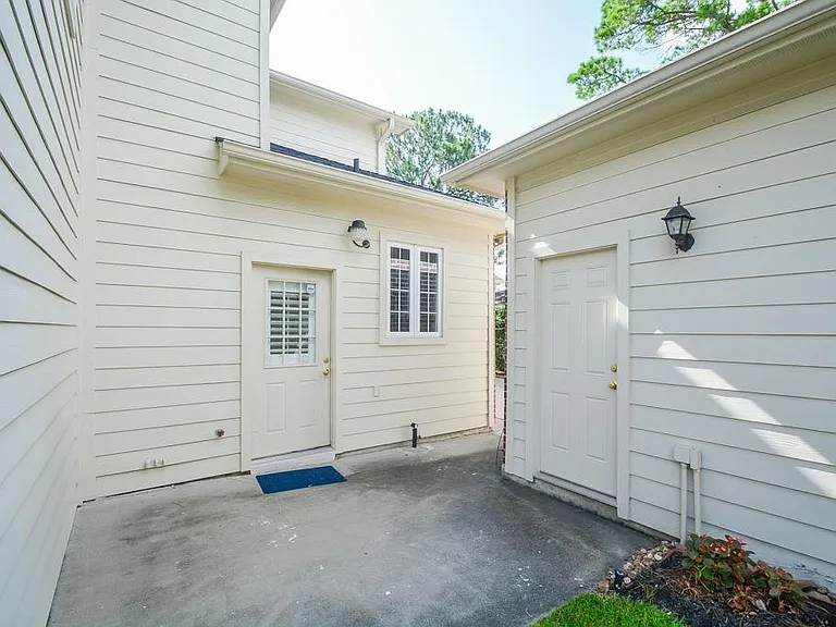 2326 Walnut Bend Ln — Photo 32