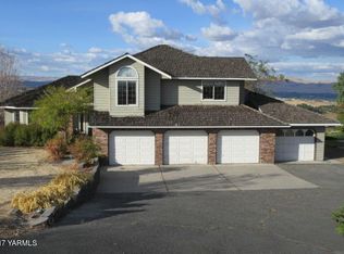 171 Lookout Point Dr, Selah, WA 98942