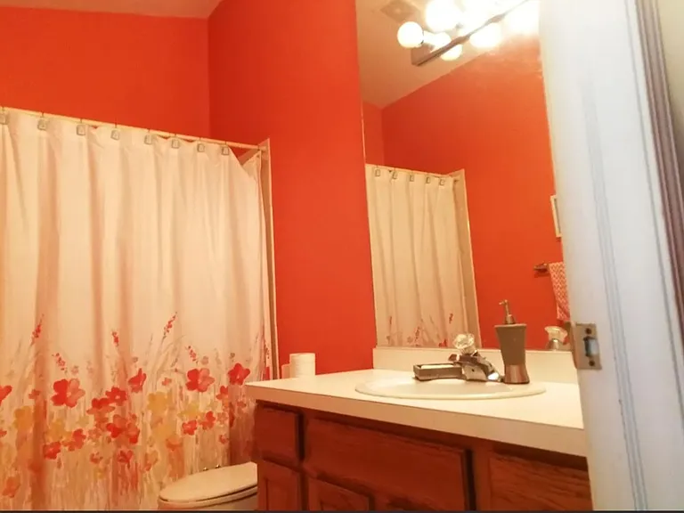 5689 Versailles Ave — Photo 13