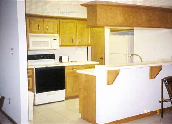 Kitchen with breakfast bar