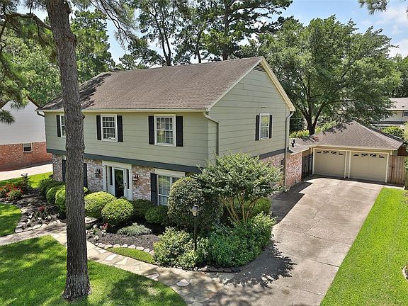 The home has been meticulously maintained and updated to suit today's busy lifestyles. A beautiful flagstone walkway was recently added and the drivweay offers plenty of parking for guests.