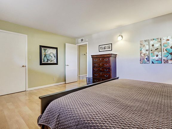 4th image of 4707 Marquette Ave NE #4707