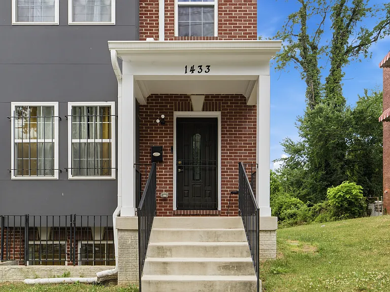1433 Howard Rd SE — Photo 1