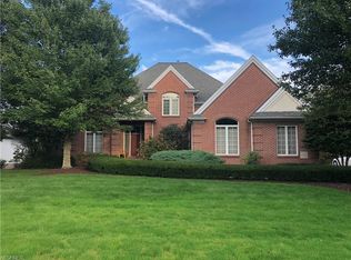 185 Queens Ln, Canfield, OH