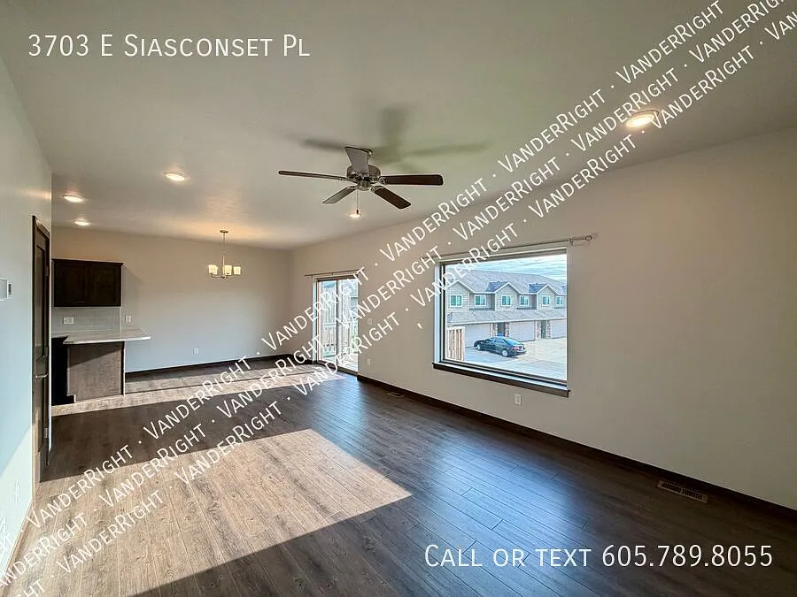 Gorgeous 4 Bedroom 3.5 Bathroom Townhome! — Photo 4