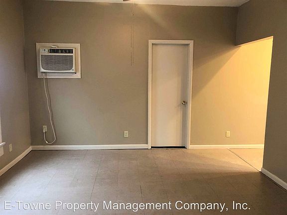 3rd image of 814 E Oak Ave