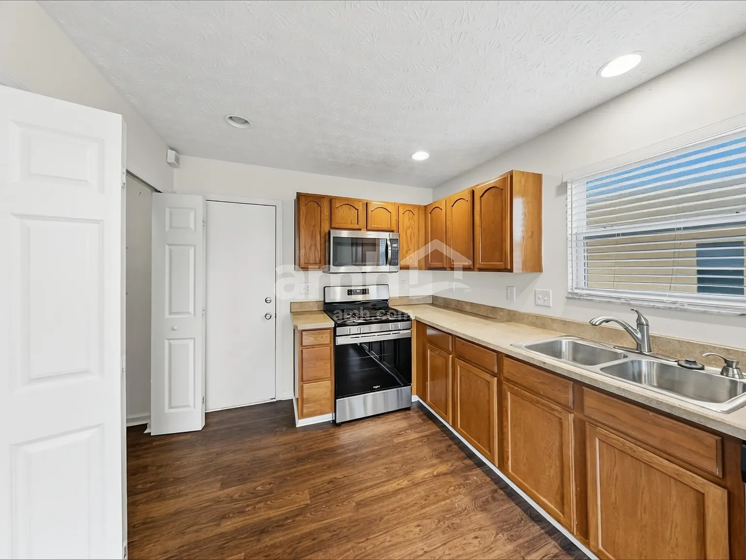 3 bed, 2.5 bath, 1689 sqft, $2,365 — Photo 3