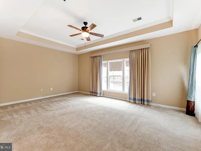Grand Master Bedroom 18'x22'