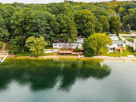 2nd image of 1415 Lake Dr