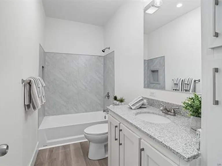 2080 Curtis Dr — Photo 16