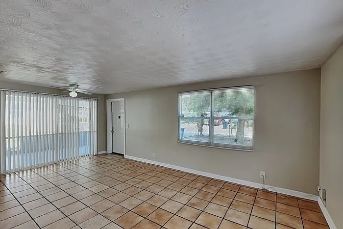1918 E Noel St — Photo 5