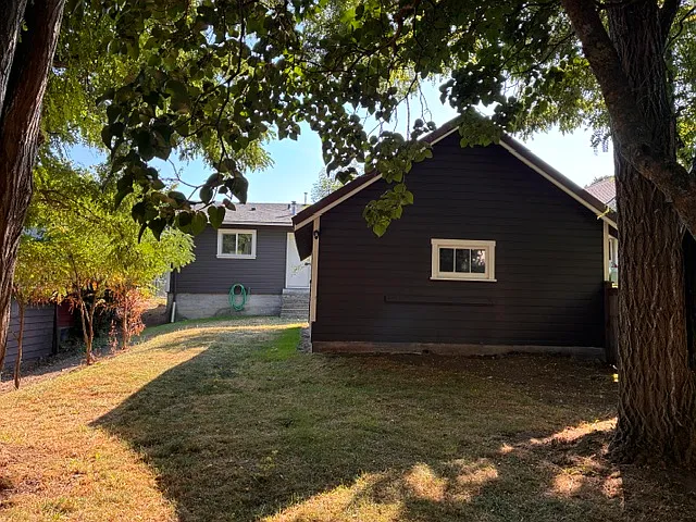 1205 E Maple St — Photo 6