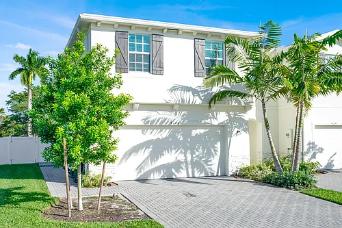 4246 Lagoon Shore Dr Photo 1