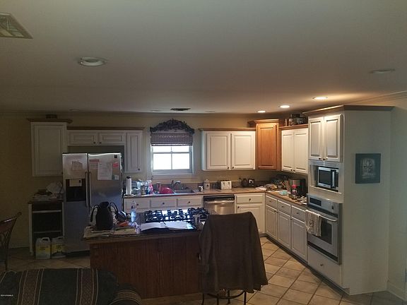 4th image of 301 E Oak St