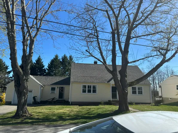 155 Woodlawn Cir, Portsmouth, NH 03801