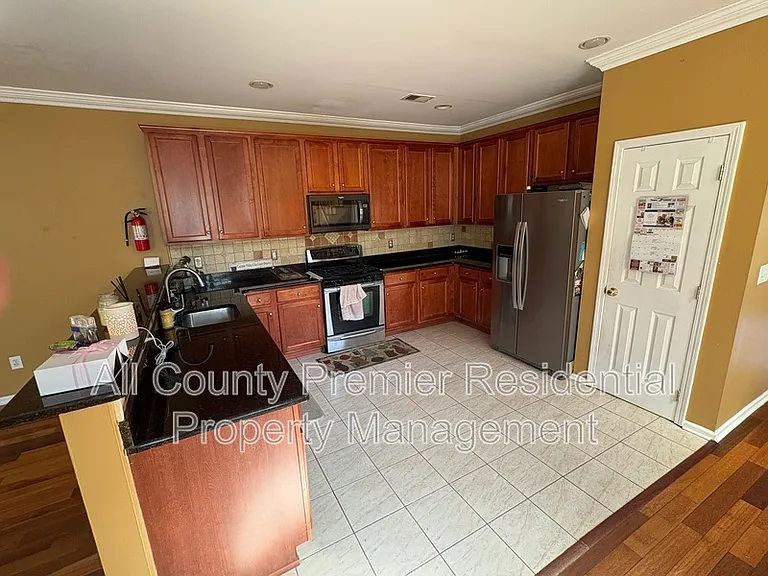 74 Oxford Ct — Photo 4