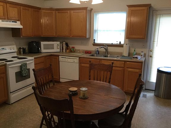 4th image of 873 Harvard Dr