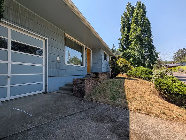 690 E 39th Ave — Photo 3