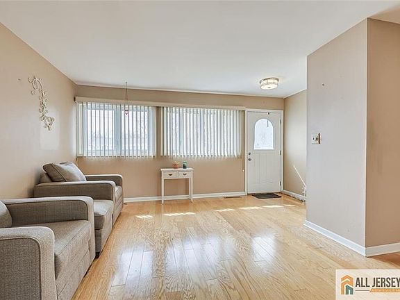 3rd image of 26 Winant Rd