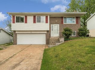 33 Hillcrest Blvd, Ballwin, MO 63021
