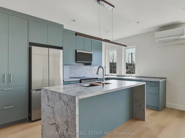 250 Hallam St, Toronto, ON M6H 1Y1