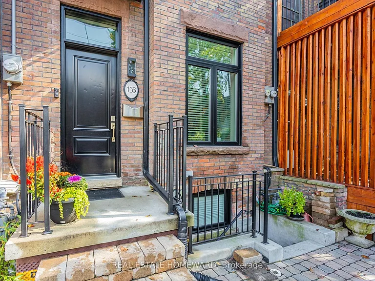 133 Cowan Ave #UPPER — Photo 4