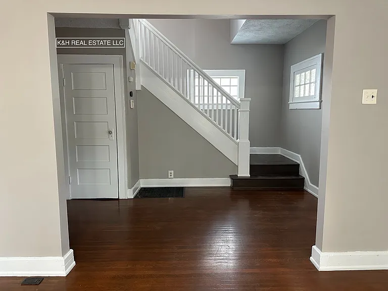 Entry area and coat closet