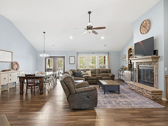 3rd image of 419 E 41st Street