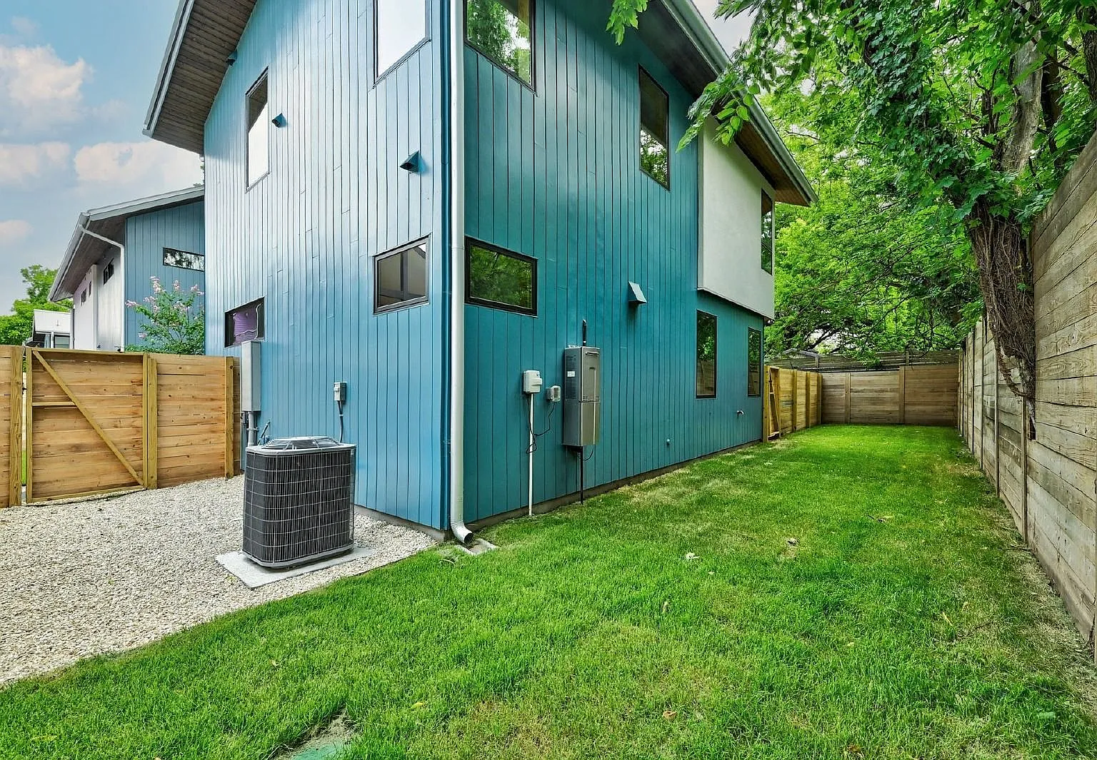 2 bed, 1.5 bath, 966 sqft, $3,300 — Photo 2