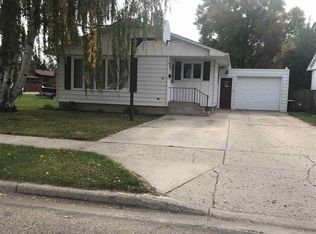 624 3rd St SE, Rugby, ND 58368