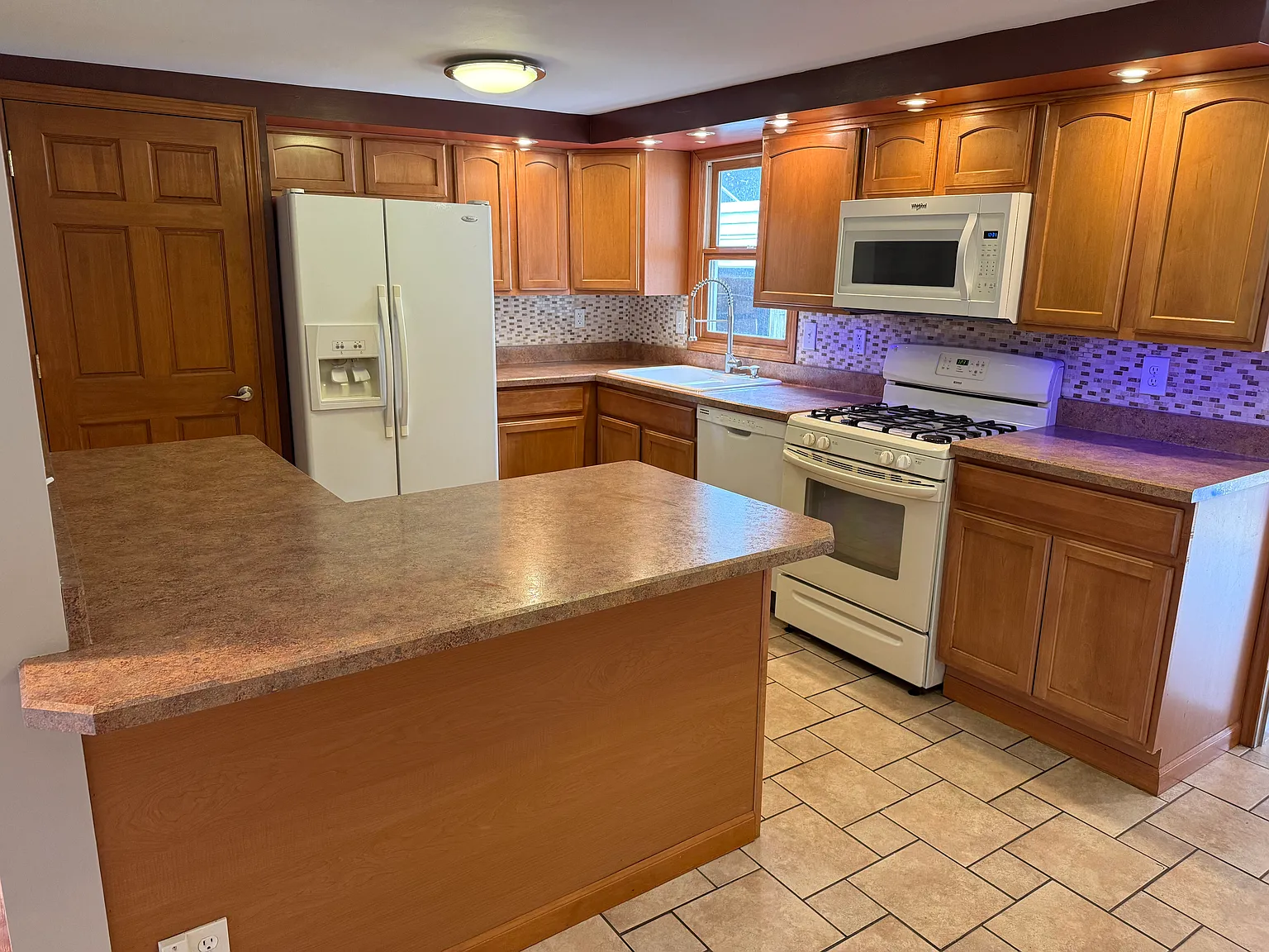 2 bed, 936 sqft, $1,400 — Photo 2