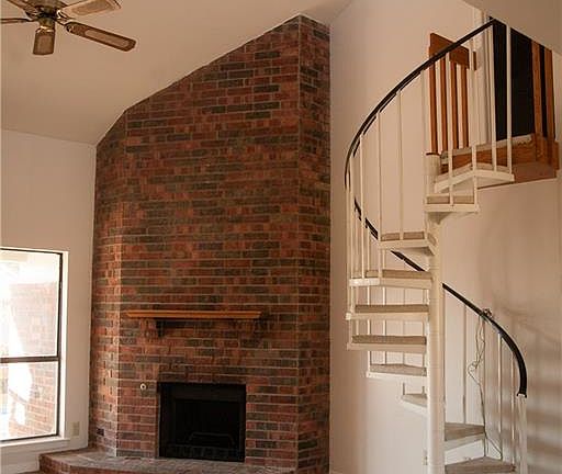 3rd image of 2728 Gainesborough Dr