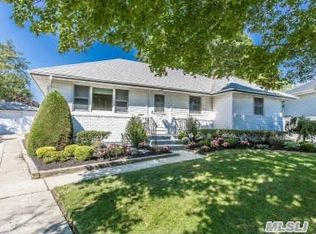 3693 Woodbridge Ln N, Wantagh, NY 11793