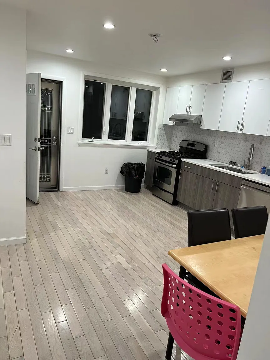 7515 168th St photo 1