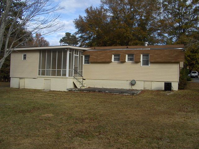 2nd image of 713 Peach St