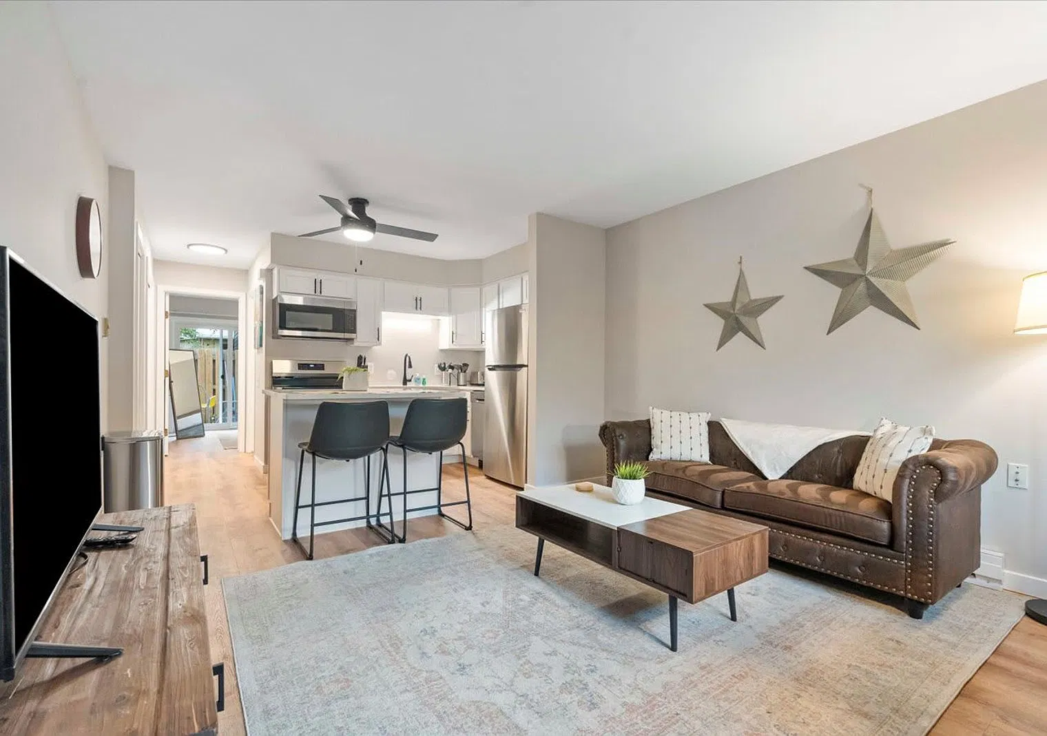 1 bed, 1.0 bath, 452 sqft, $2,349 — Photo 2