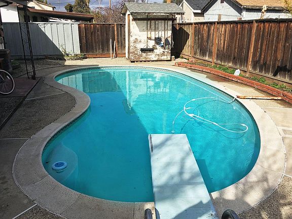 3rd image of 2304 Lanai Ave