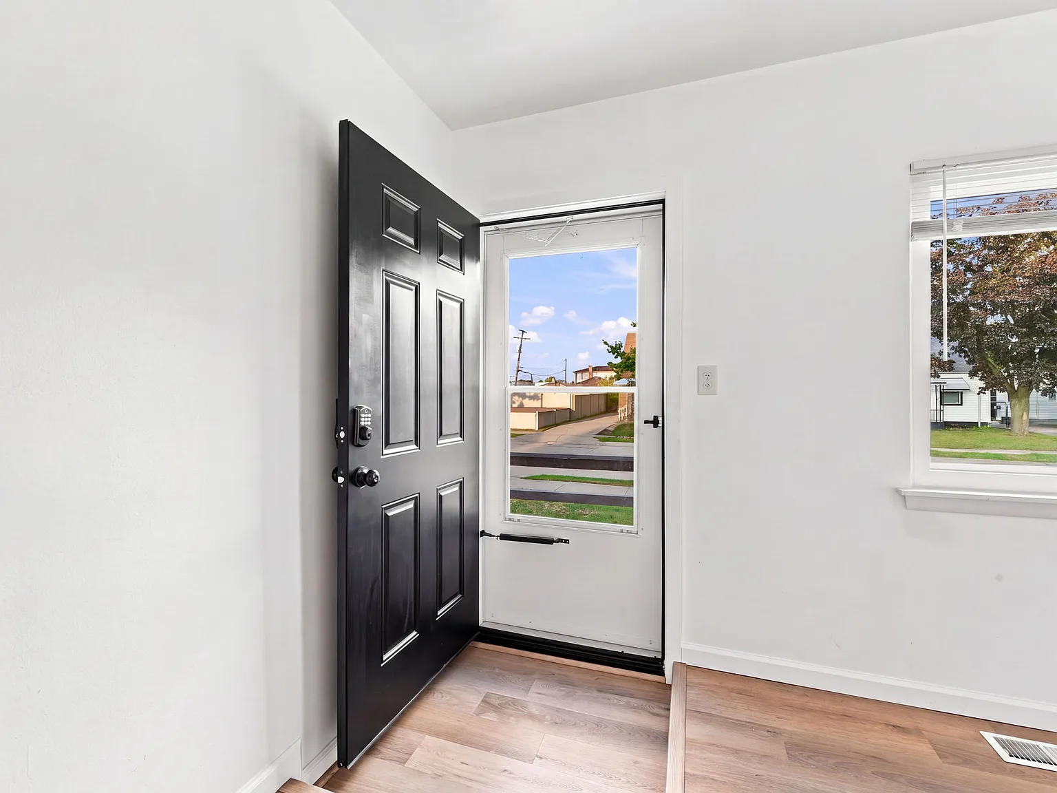 3 bed, 948 sqft, $1,550 — Photo 2