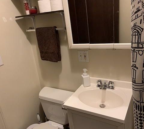3rd image of 1539 W Cornelia Ave #1