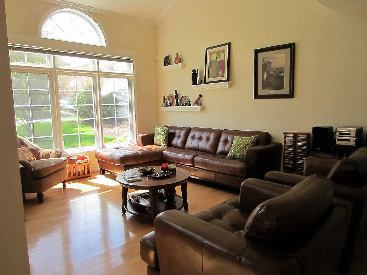 Beautifully kept 5 BR+ home office, 3.5 BA home. Attached garage. Top schools — Photo 4