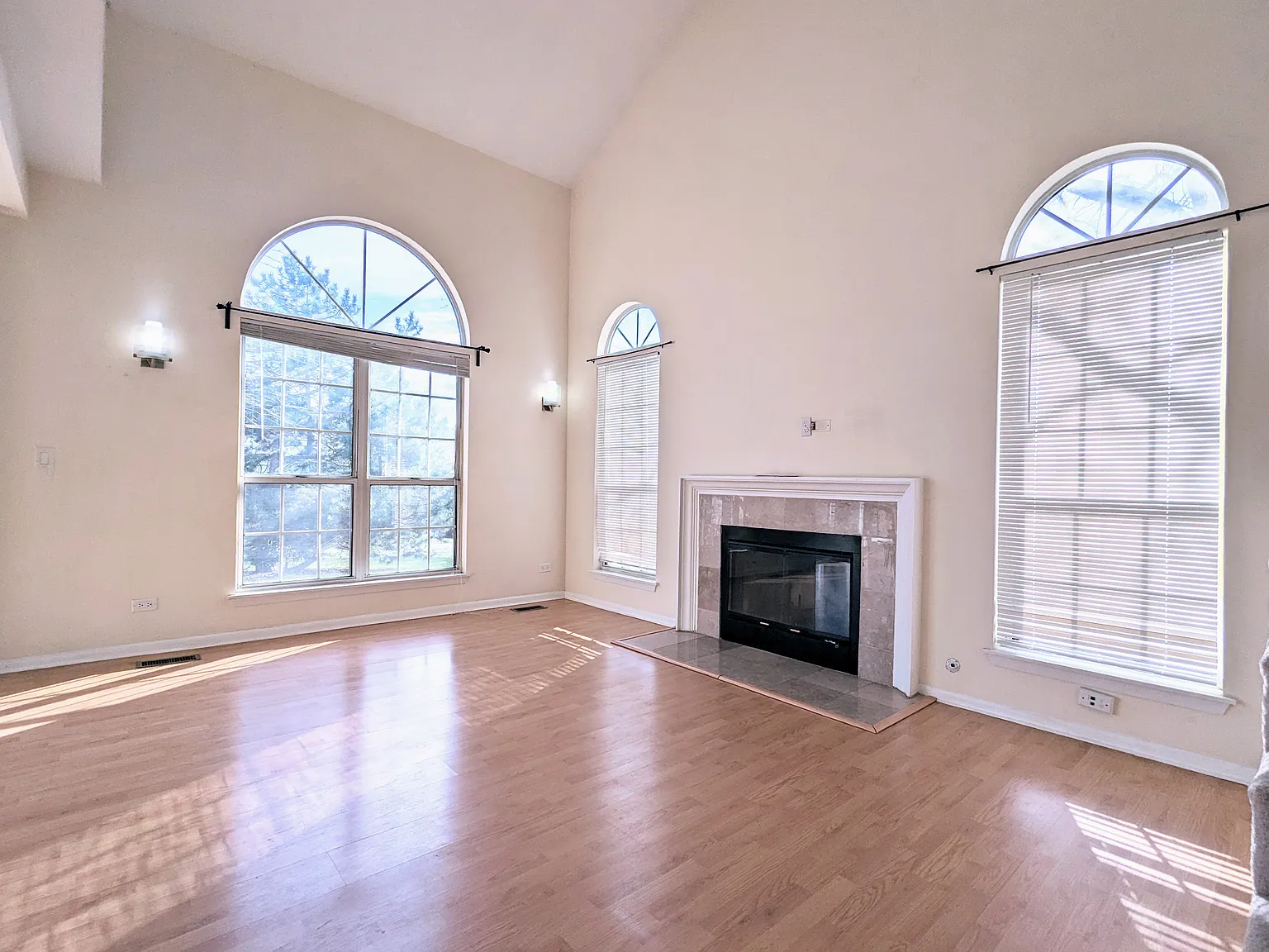 2 bed, 2.5 bath, 1394 sqft, $2,300 — Photo 3